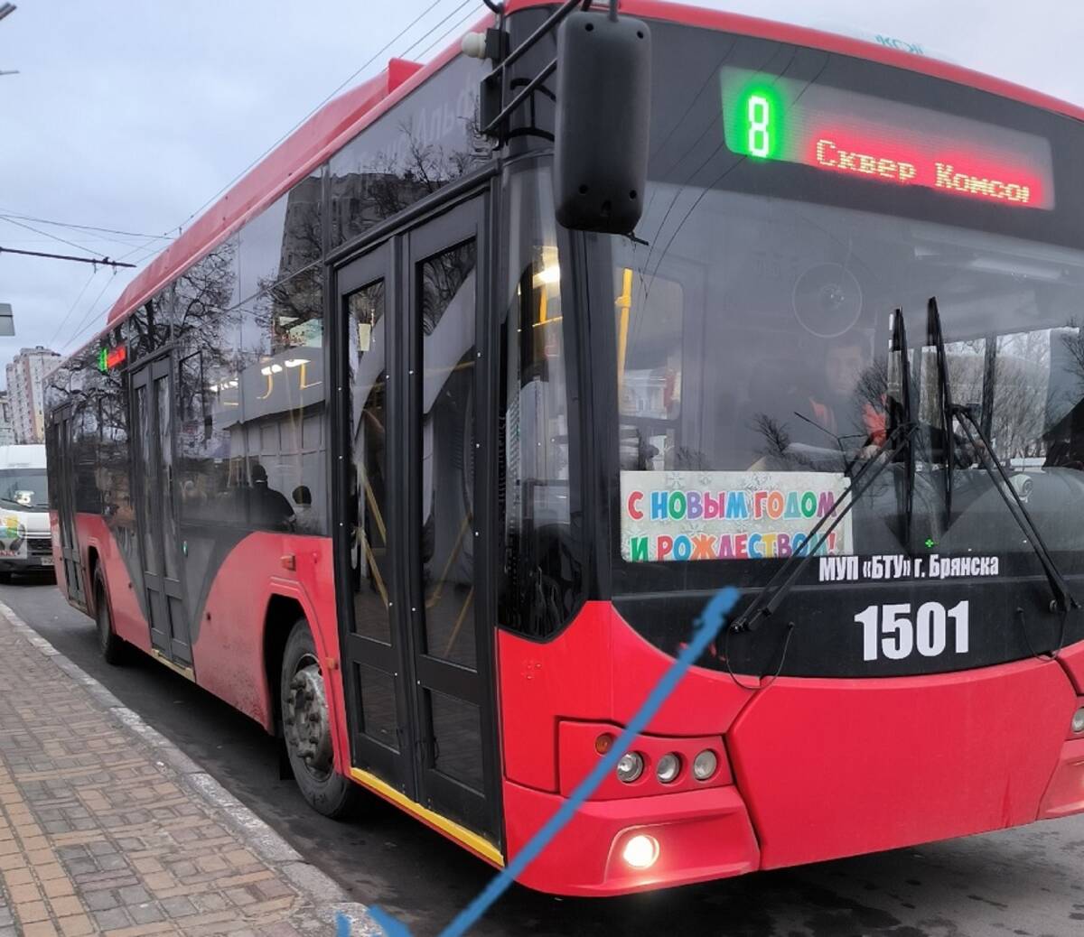 На улицы Брянска вышли новые красные троллейбусы