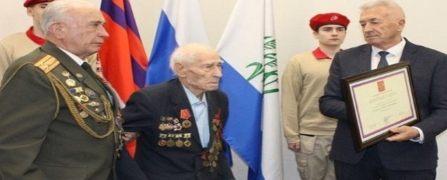 В Камышине почетную грамоту президента РФ вручили 99-летнему участнику Сталинградской битвы