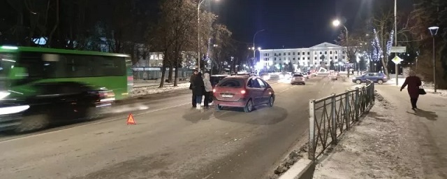 В Пскове два автомобиля столкнулись возле Ольгинского моста