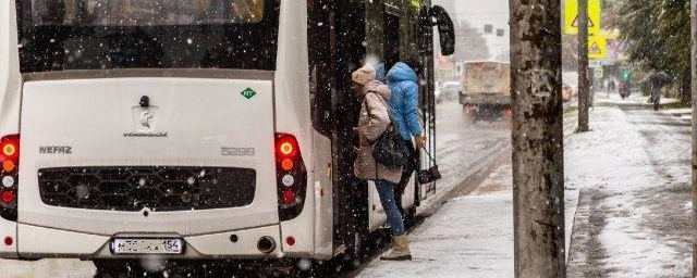 В Новосибирске кондукторы автобусов требуют оплаты проезда от школьников на каникулах