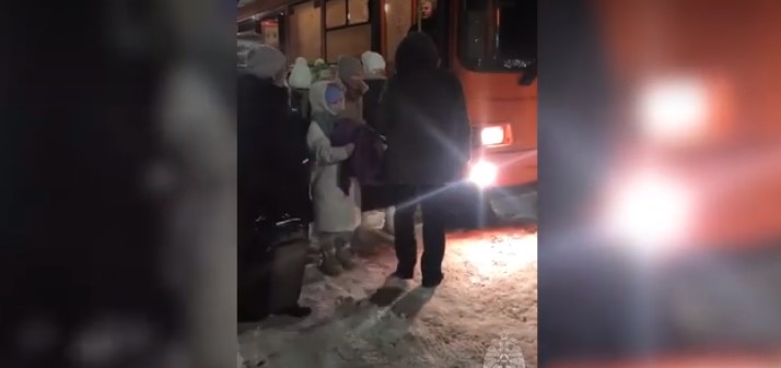 В Нижегородской области спасли замерзающих в сломавшемся автобусе туристов