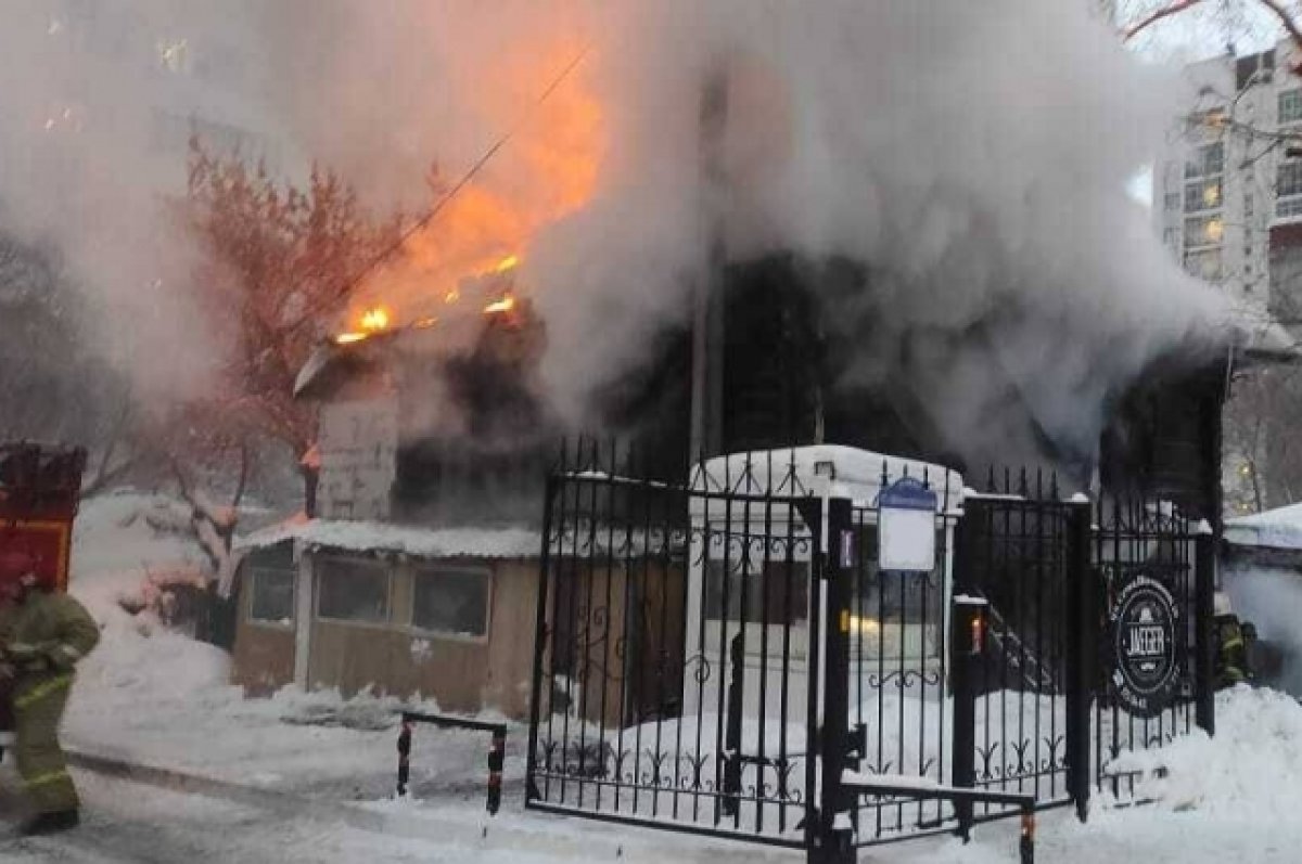 В Новосибирске сгорел деревянный дом на улице Семьи Шамшиных