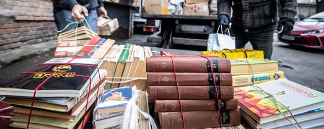 В Киеве книжный магазин сдал 57 тонн русских книг на переработку ради помощи ВСУ