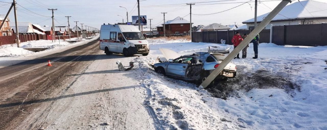В Иркутском районе 51-летний водитель иномарки погиб, въехав в световую опору