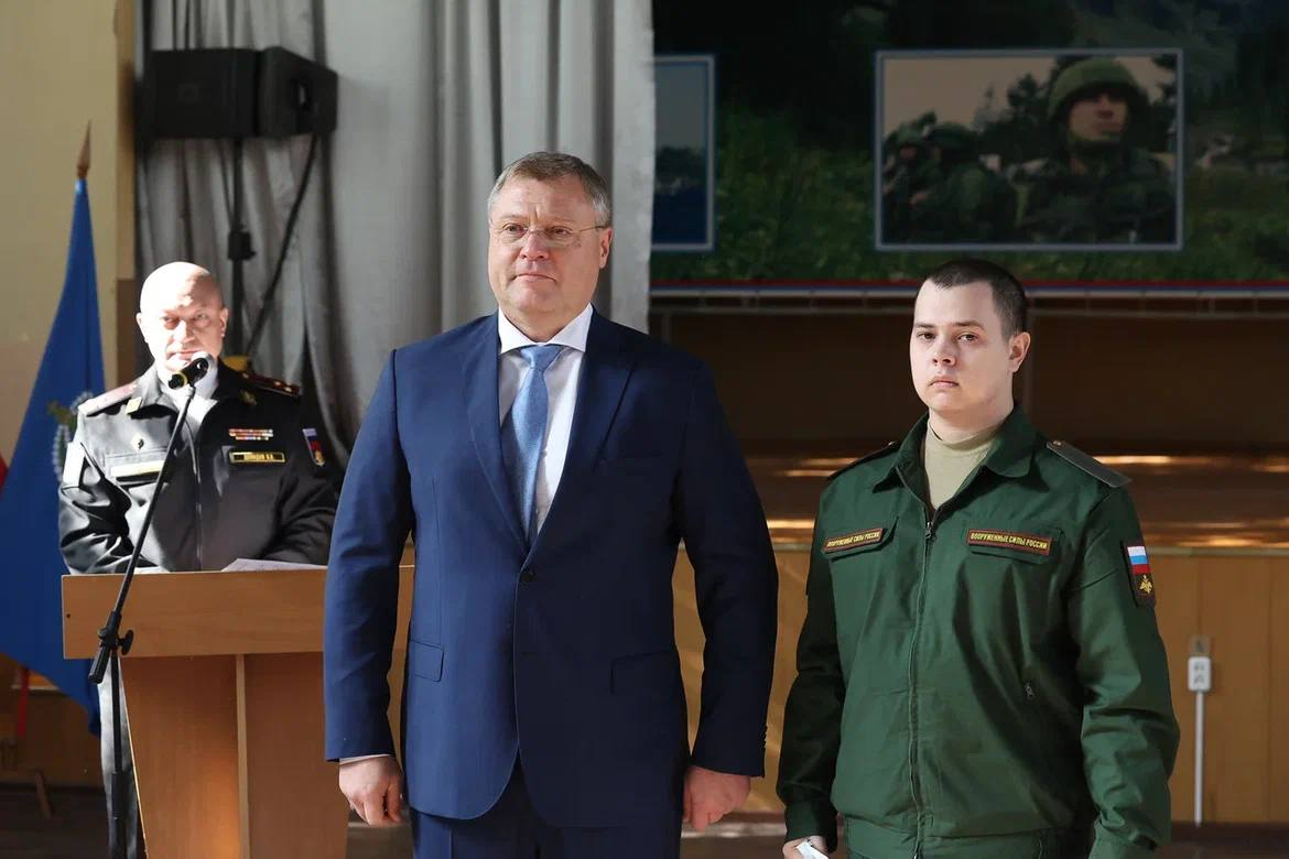 Губернатор Астраханской области Игорь Бабушкин напутствовал призывников, отправляющихся к местам прохождения службы