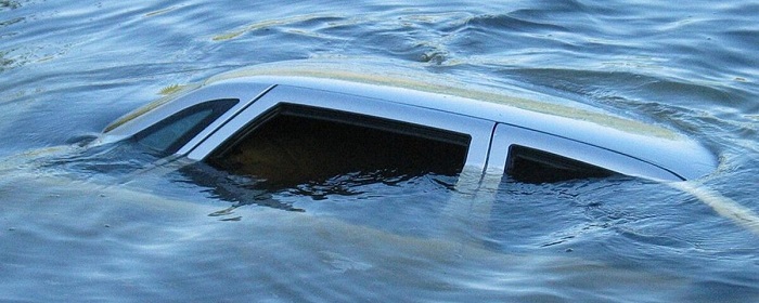 В Якутии машина на большой скорости съехала в озеро