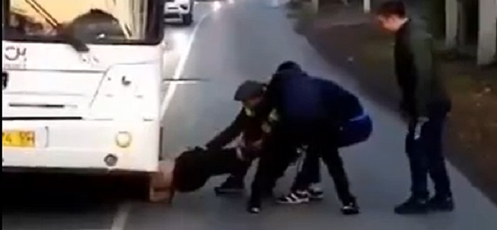 В Омске пассажиры автобуса толпой доставали мужчину, спрятавшегося под ним