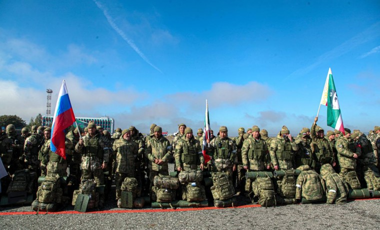 Из Чечни в зону СВО вылетела очередная группа добровольцев Из Чечни в зону СВО вылетела очередная группа добровольцев