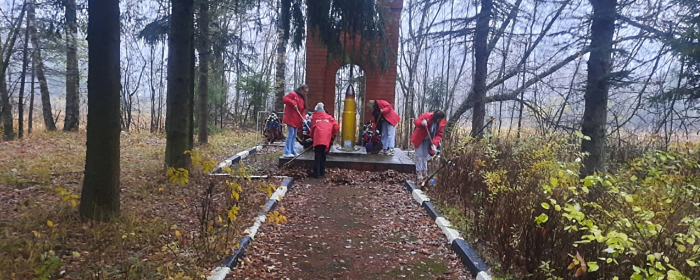 Волонтеры провели уборку у памятника ПАСМ-22 в Электрогорске