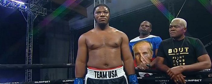 Тренер американской команды по боксу вышел на ринг в футболке с портретом Путина
