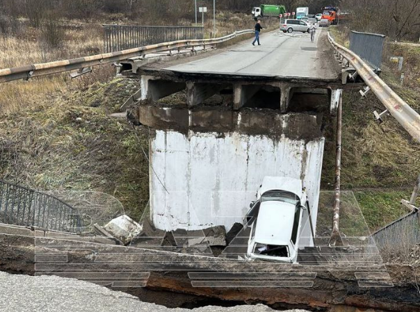 В Подмосковье рухнул мост с проезжавшим по нему автомобилем