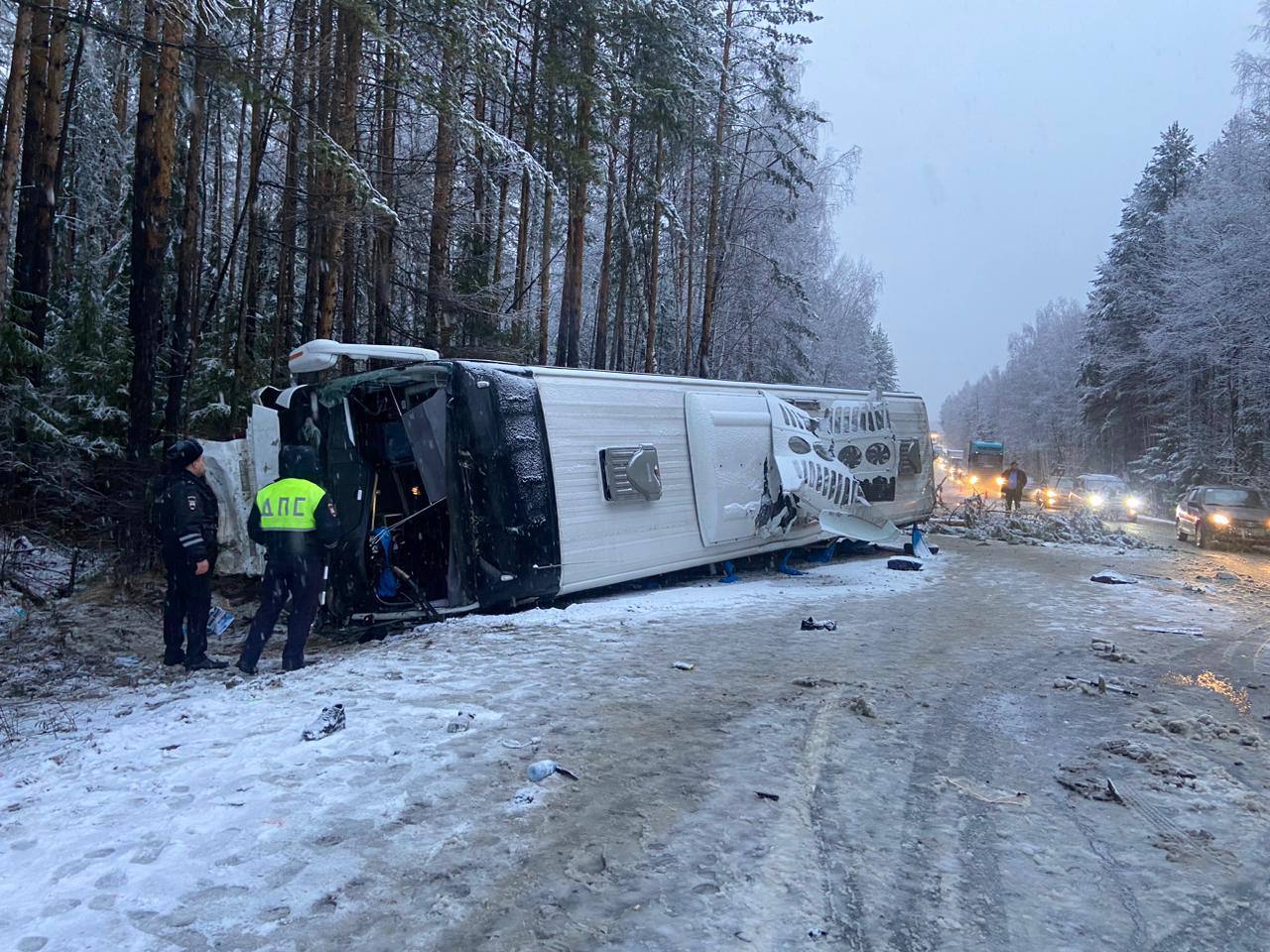 В столкновении автобуса с фурой под Екатеринбургом два человека погибли,  шестеро пострадали