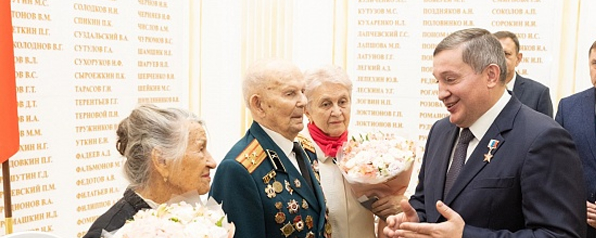 Глава Волгоградской области Бочаров вручил некоторым гражданам «Почётный знак региона»