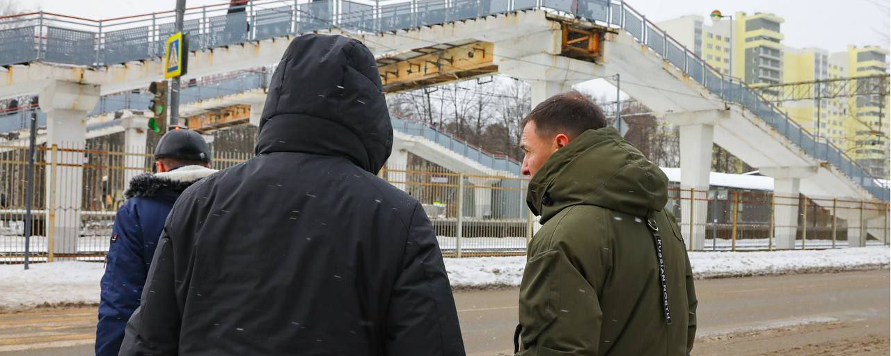 Николай Ханин проверил качество уборки моста на ж/д станции Фабричная