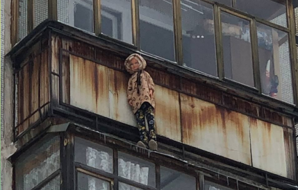 В Северодвинске жителей напугал висящий за окном «ребенок»