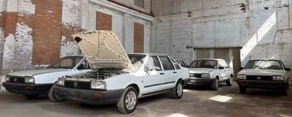 На заброшенном складе в Китае нашли 5 новых седанов Volkswagen Santana 2012 года выпуска