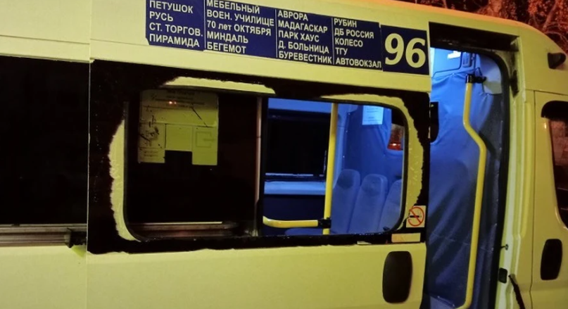 В Тольятти пассажир разбил стекло в автобусе и на ходу выпрыгнул на тротуар
