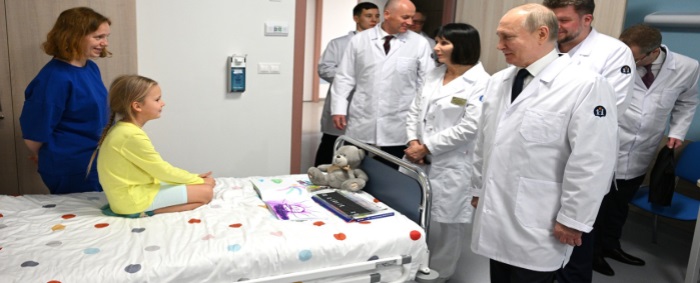 Владимир Путин сделал подарок девочке из Свердловской области, которая лечится от онкологии в Москве