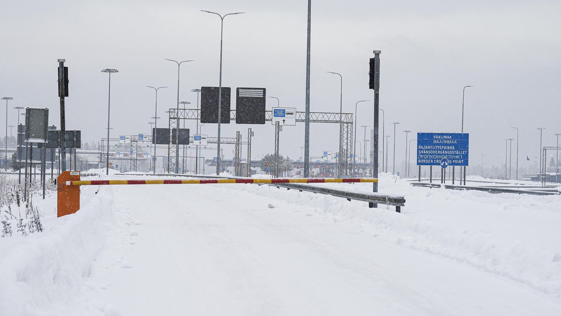 Через границу Финляндии и России проехало 190 легковушек и 24 грузовика