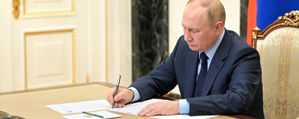 Путин подписал указ, сохраняющий выплаты работающим родителям инвалидов