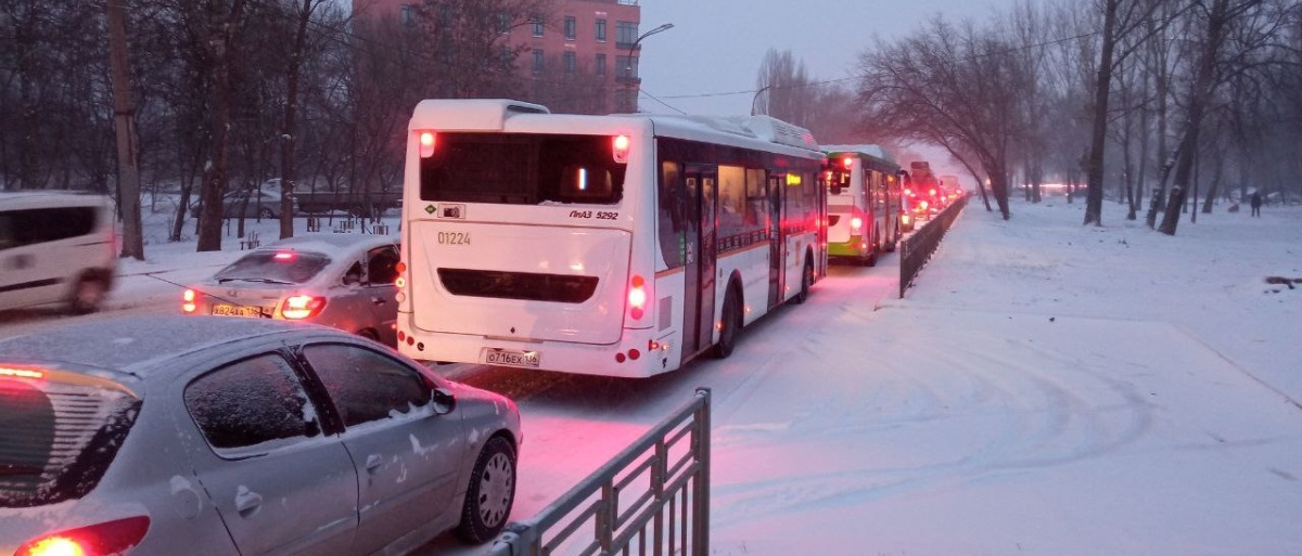 В Воронеже несколько перевозчиков специально не выпустили на линию автобусы во время снегопада