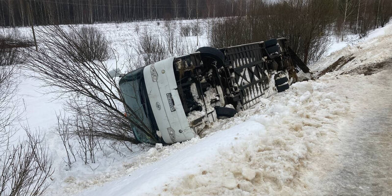 Под Ярославлем опрокинулся автобус со школьниками
