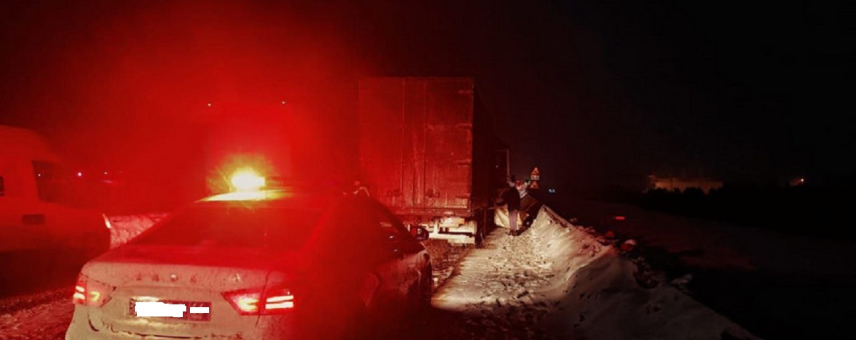 При столкновении трех грузовиков в темное время суток на Пермском тракте пострадал один человек