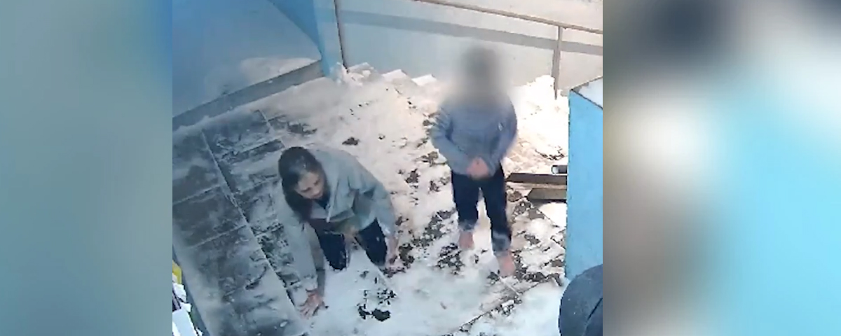 В Екатеринбурге около крыльца подъезда обнаружили обмороженную женщину и её ребёнка