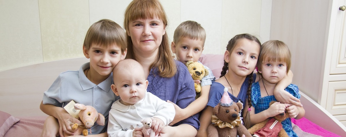 Многодетные малоимущие семьи. Многодетная мама. Дети-сироты в многодетных семьях. Семейный детский сад для многодетных в Москве. Госдума многодетные отцы