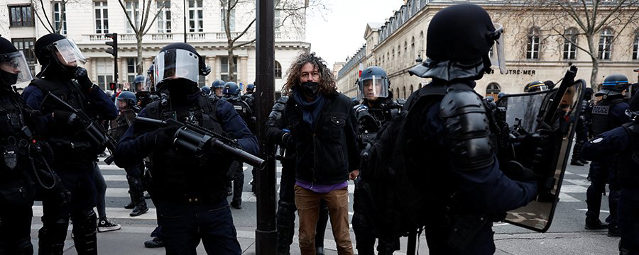 Полиция Парижа применила газ против участников беспорядков на митинге профсоюзов