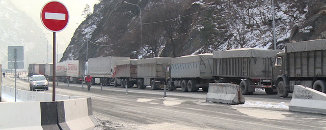 Военно-Грузинскую автодорогу вновь закрыли для грузовиков