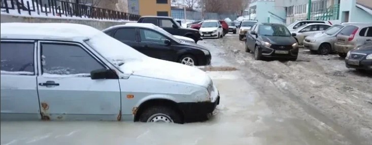 В Самаре на Советской армии несколько автомобилей вмерзли в лед