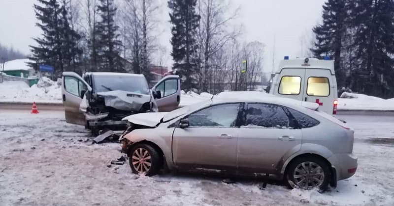 При столкновении двух иномарок в Кировской области пострадали пять человек