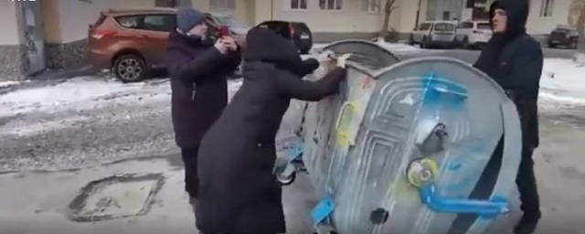 В Тюмени жильцы многоэтажки устроили перетягивание мусорных баков — Видео