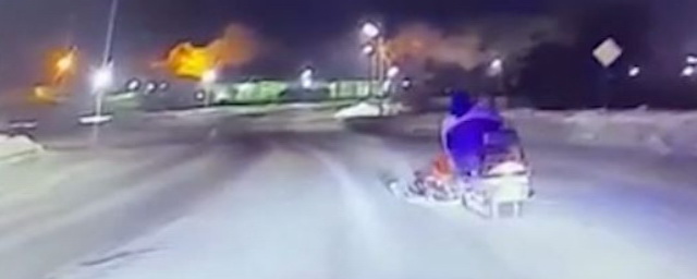 В Ачинске полицейские задержали пьяного водителя снегохода, который пытался сбежать от них по асфальту