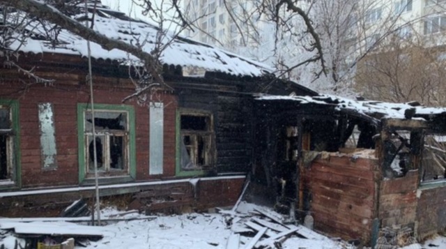 В Саратове неизвестный поджег трехквартирный деревянный дом и скрылся