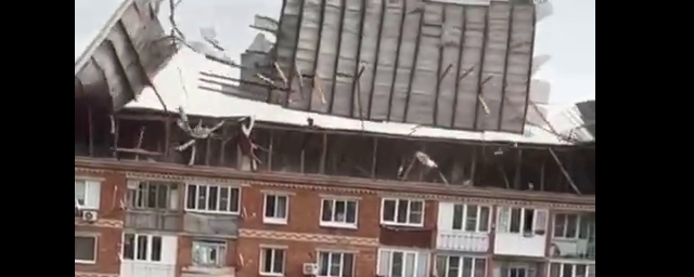 В Курганинске порывом ветра сорвало крышу с жилой пятиэтажки