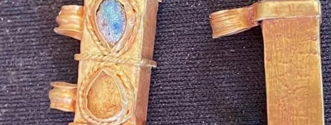 Под Керчью археологи обнаружили античный золотой амулет с магической надписью
