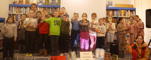 Центральная библиотека Красногорска научила детей мастерить куклу Масленицу