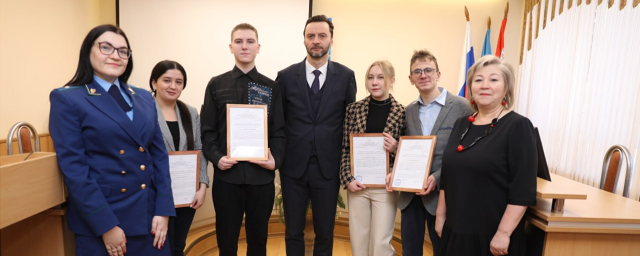 Глава Раменского г.о. Виктор Неволин вручил жилищные сертификаты четырем сиротам