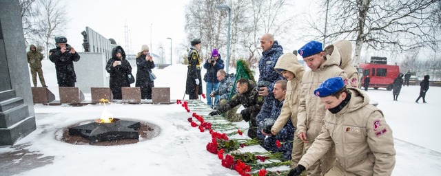 В Сургуте в честь Дня защитника Отечества возложили цветы к Вечному Огню