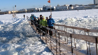 В Архангельске туристы прошли 10 километров до Кегострова и обратно