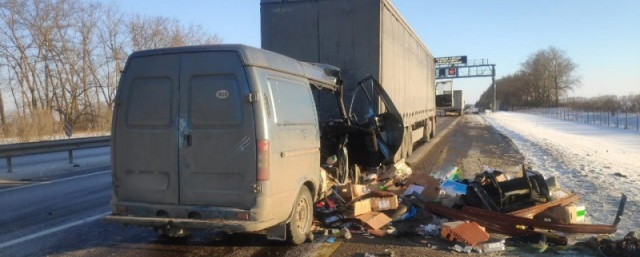 На трассе под Воронежем в ДТП с участие микроавтобуса и фуры погибли две женщины
