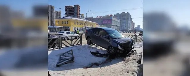 В Екатеринбурге водитель KIA Rio снёс ограждение у станции метро «Чкаловская»