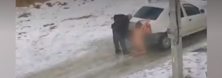 В Волгограде автомобиль протащил по обледеневшей дороге голую, кричащую женщину