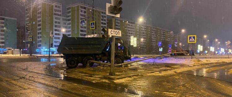В Самаре грузовик врезался в световую опору на Московском шоссе