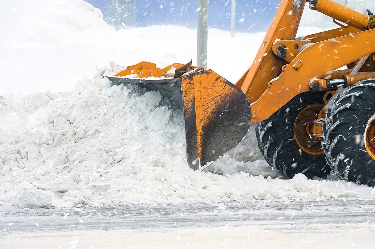 В Смоленске снег убирали 20 единиц техники на протяжении 24 часов