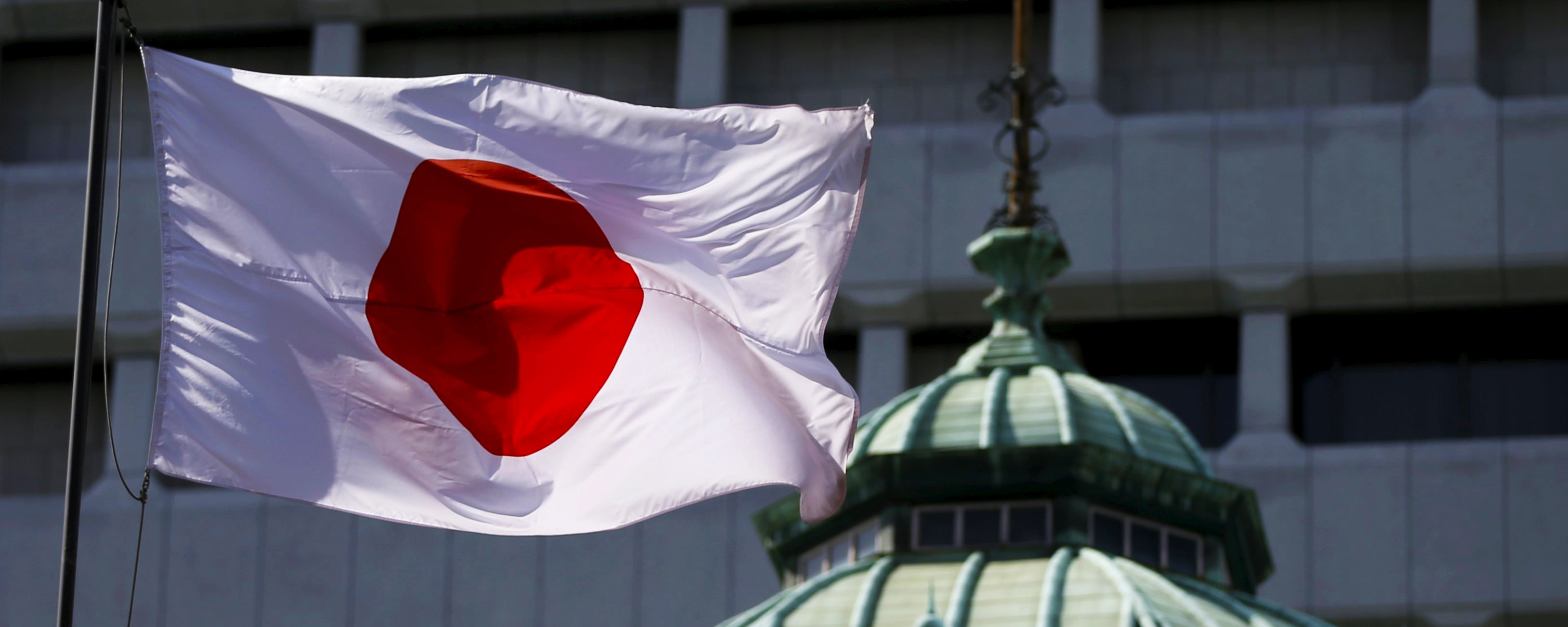 Япония ввела санкции против. Правительство Японии. Флаг Японии. Япония ввела санкции в отношении России. Здание правительства Японии.