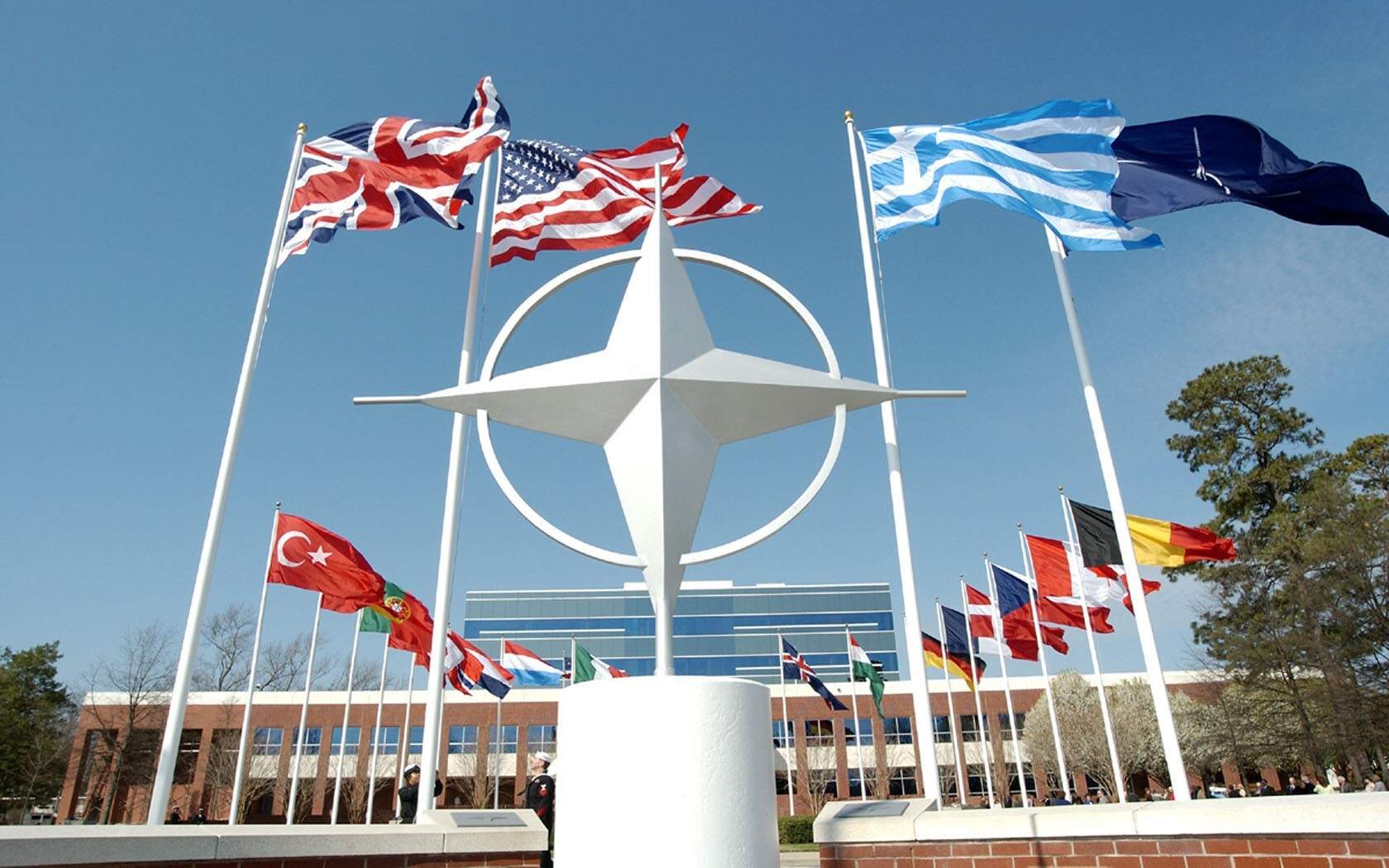 Обозреватель Берджан Тутар: На саммите НАТО в июле альянс обсудит прямое столкновение с Россией