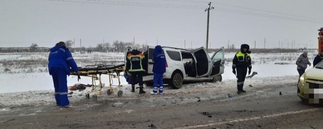 На трассе под Саратовом при столкновении легковой машины с грузовиком погибли четыре человека